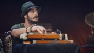 "Beta" lakabıyla bilinen ünlü rapçi Berk Bayındır, 8. kattaki evinin camından düşerek öldü