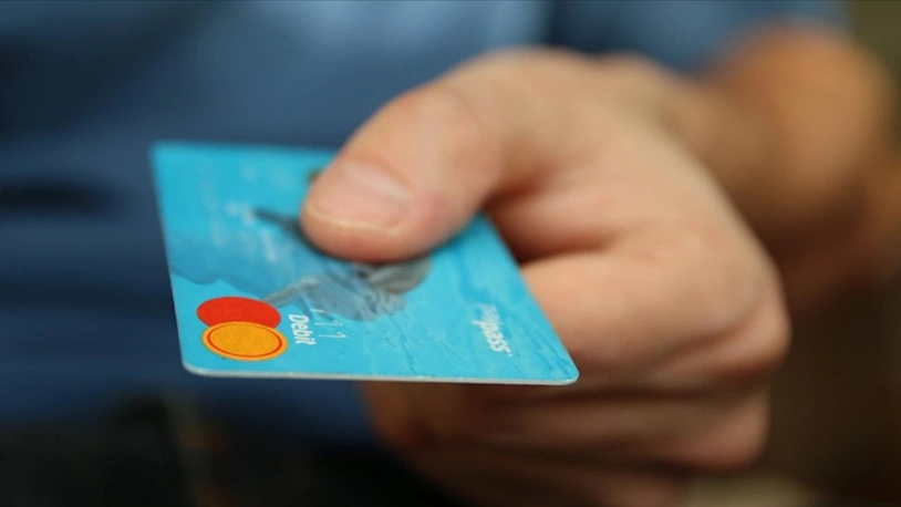 Limiti 100 bin liranın üzerinde olan kredi kartlarından yıllık 750 lira Savunma Sanayi Fonu ücreti alınacak